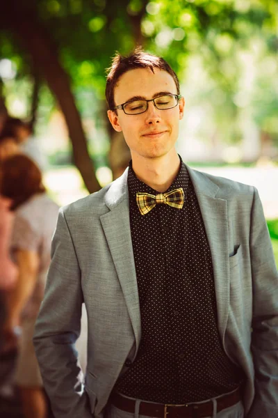 Papyonlu yakışıklı bir genç.