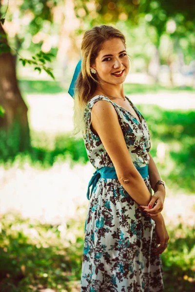 Joven hermosa chica en vestido floral — Foto de Stock
