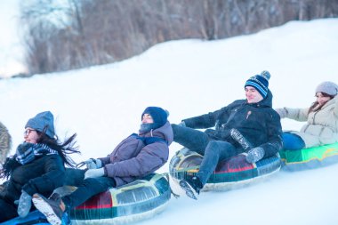 Koyu ahşap arka planda renkli pastel boya boyaları