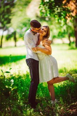 Bulanık doğal bir geçmişi olan genç ve güzel bir çift.