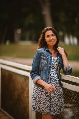 Rıhtımdaki güzel genç kız