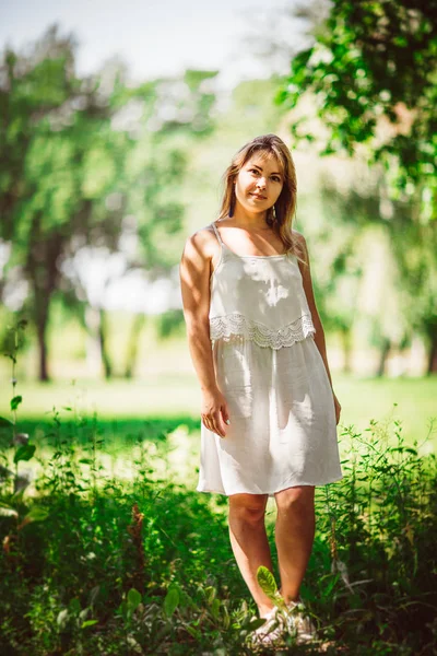 Arka plan bulanık bir genç güzel kız portresi