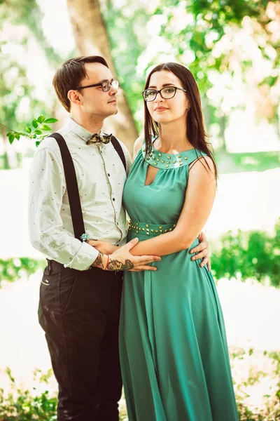 Bela jovem casal no fundo do parque — Fotografia de Stock