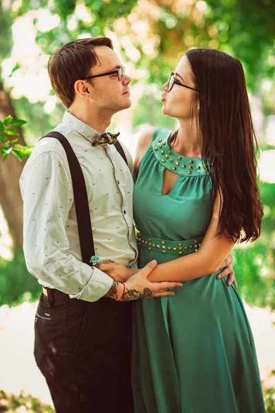 Hermosa pareja joven en el fondo del parque —  Fotos de Stock