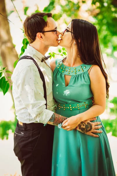 Hermosa pareja joven en el fondo del parque —  Fotos de Stock