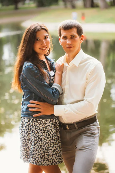 Bela jovem casal no fundo do lago — Fotografia de Stock