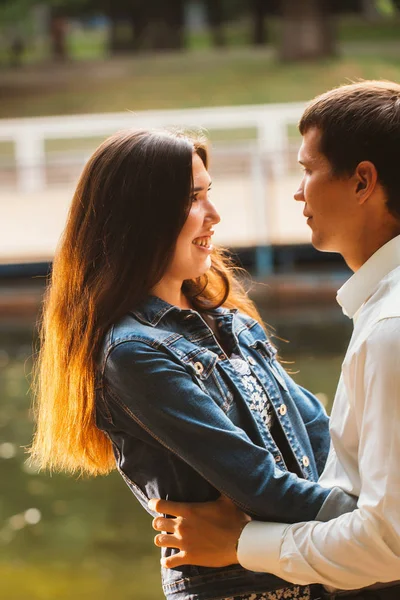 Hermosa pareja joven en el fondo del lago —  Fotos de Stock