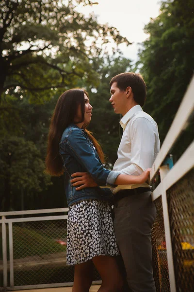 Casal jovem bonita na orla — Fotografia de Stock