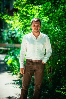 yakışıklı genç doğa zemin üzerine