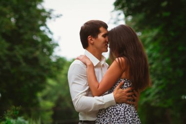 Güzel genç çift doğa arka plan üzerinde