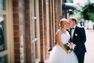 Gelin ve damat şehrin arka planında