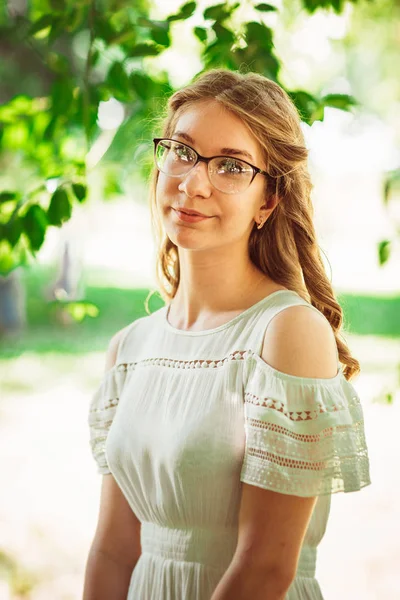 Menina bonita no fundo natural — Fotografia de Stock