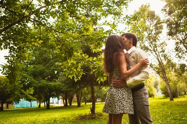 Hermosa pareja joven en el parque —  Fotos de Stock