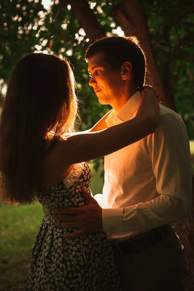 Beau jeune couple dans le parc — Photo