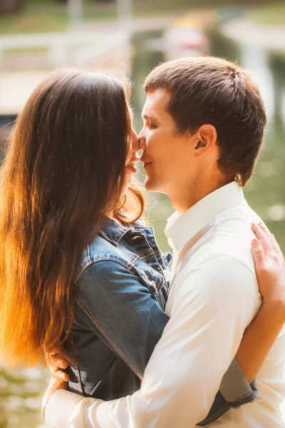 Gölün arka planında güzel genç bir çift