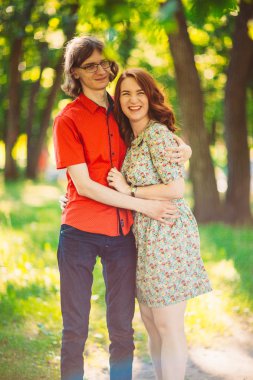 Park arka plan üzerinde güzel genç Çift