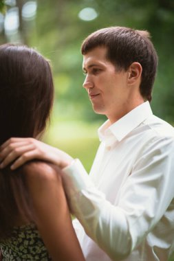 Parktaki güzel genç çift