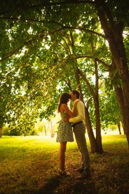 Parktaki güzel genç çift