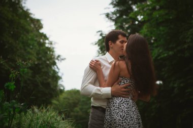 Güzel genç çift doğa arka plan üzerinde