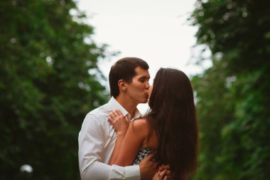 Güzel genç çift doğa arka plan üzerinde