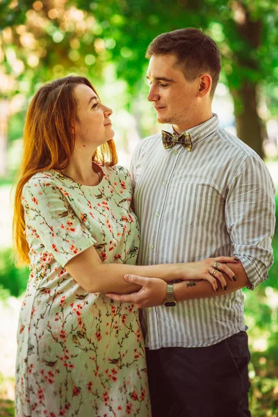Schönes Paar auf natürlichem Hintergrund — Stockfoto