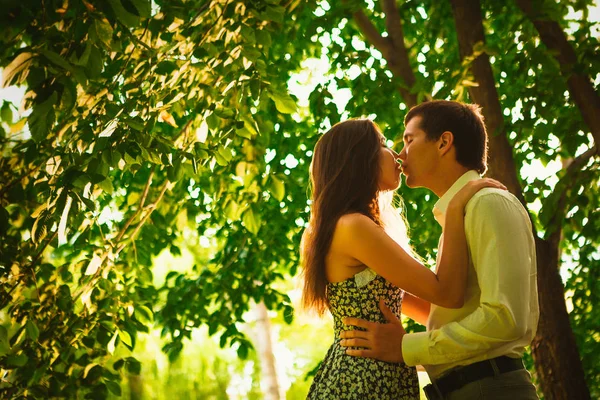 黑白照片美丽的年轻夫妇，在公园里 — 图库照片
