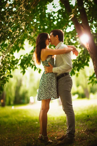 Noir et blanc photo beau jeune couple dans le parc — Photo