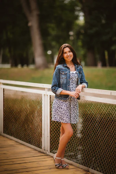 Beautiful young girl on the waterfront — Stock Photo, Image