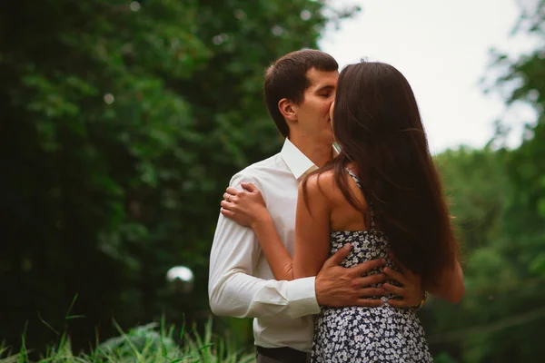 Hermosa pareja joven en un fondo de la naturaleza —  Fotos de Stock