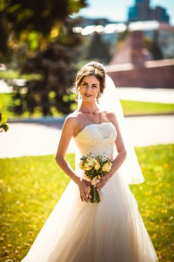 Parkta yürüyen güzel esmer gelin.