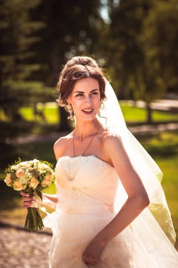 Parkta yürüyen güzel esmer gelin.