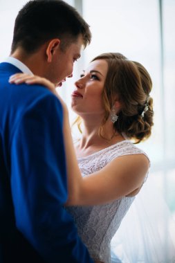 Gelin ve damat arka plan üzerinde windows temizleyin