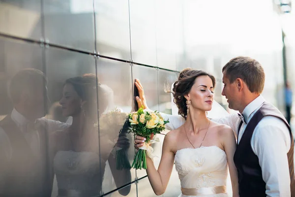 Bröllopspar på backround spegel byggnader — Stockfoto