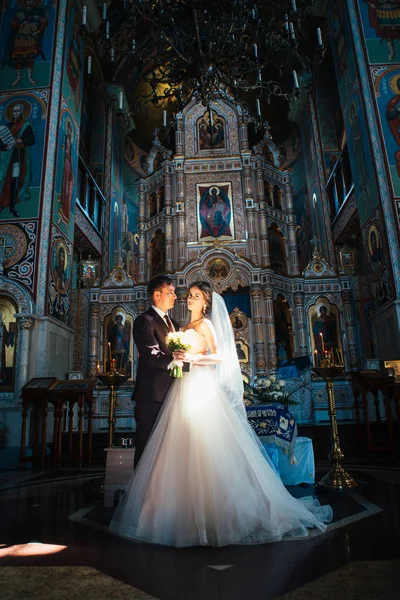 Молодая пара жених и невеста на церковном фоне — стоковое фото