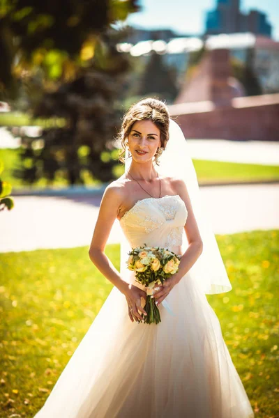 Parkta yürüyen güzel esmer gelin.