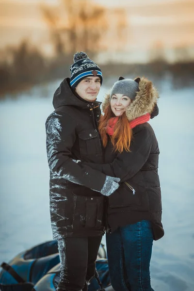 若いカップル屋外冬の肖像画. — ストック写真
