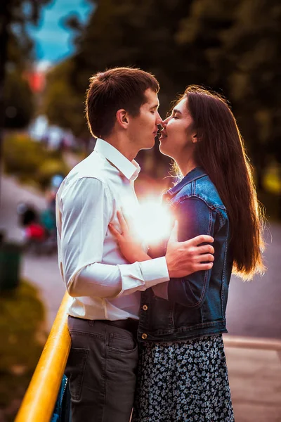 Giovane coppia ragazza e uomo nel parco — Foto Stock