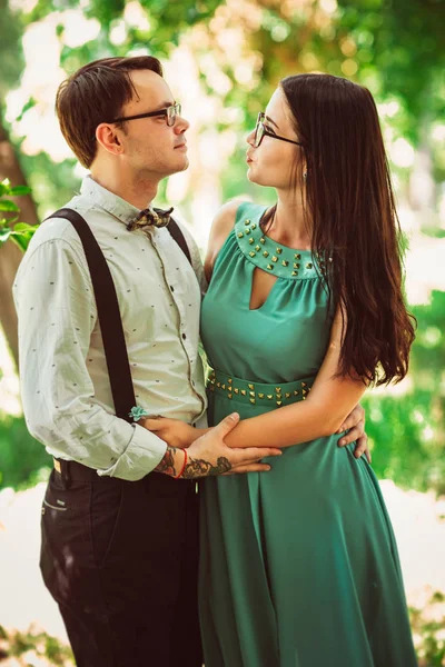 Park arka plan üzerinde güzel genç Çift