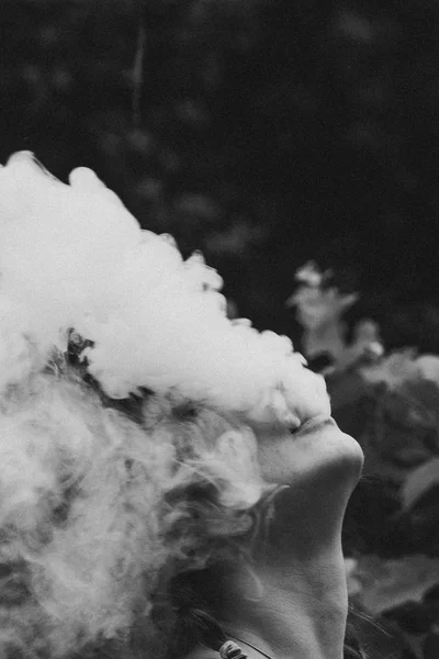 Chica y vapor sobre un fondo oscuro — Foto de Stock