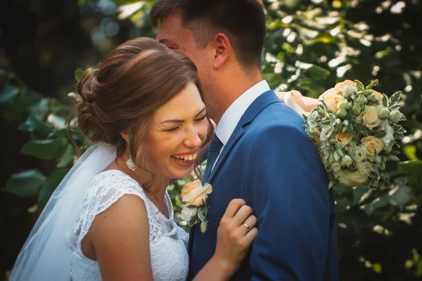 Pareja novio y novia abrazos y besos en la naturaleza parque fondo — Foto de Stock