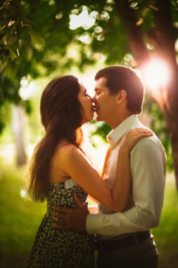 Siyah ve beyaz fotoğraf parkta güzel genç Çift