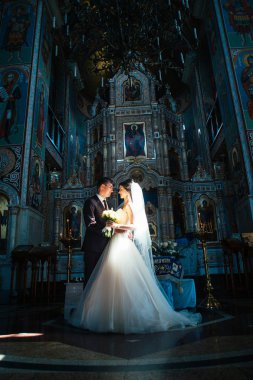 Genç çift damat ve gelin kilise arka plan üzerinde