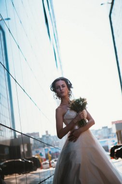 Gelin ve buket artalanları ayna binalar üzerinde.