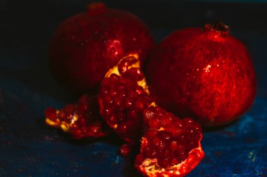 Mavi soyutlama arka plan üzerinde kırmızı dilimlenmiş nar