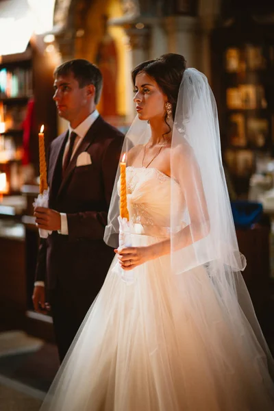 Венчание молодоженов в церкви, свадебная церемония, головка — стоковое фото