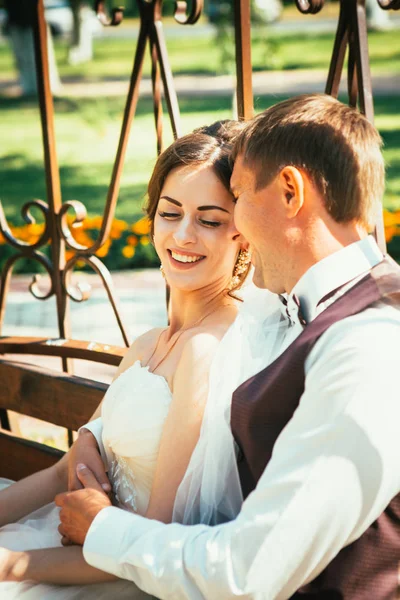 The bride and groom in the gazebo in the park — Stock Photo, Image