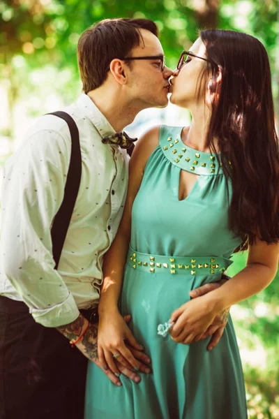 Park arka plan üzerinde güzel genç Çift