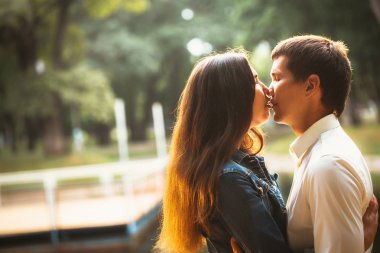 Gölün arka planında güzel genç bir çift