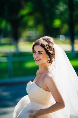 Parkta yürüyen güzel esmer gelin.