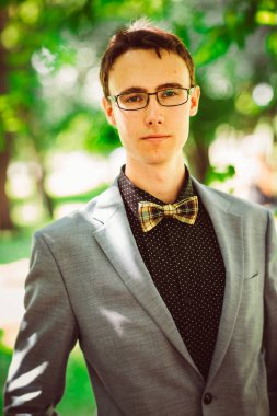 Papyonlu yakışıklı bir genç.